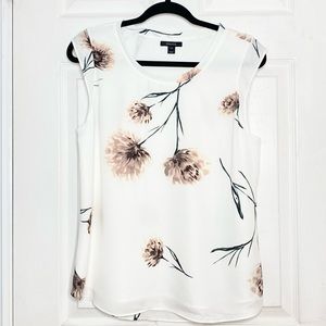 Cap sleeve printed blouse.